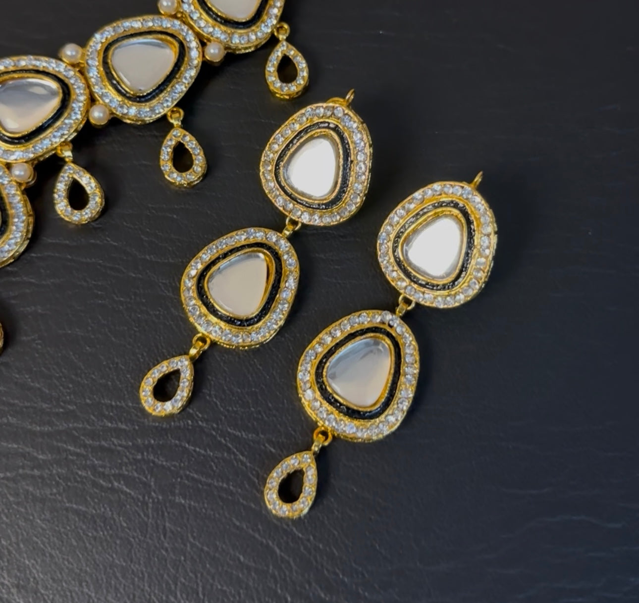 INDIAN KUNDAN NECKLACE WITH EARRINGS AND TIKA
