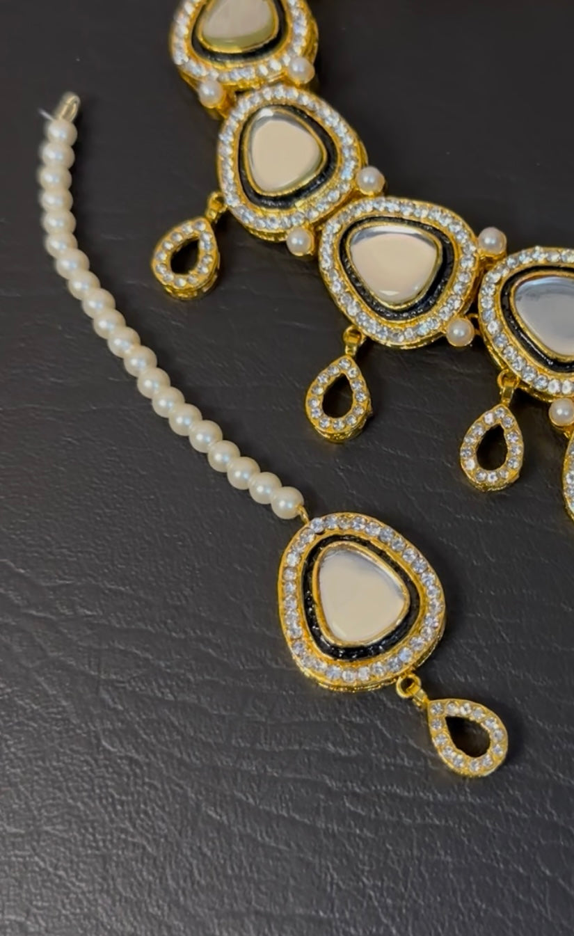 INDIAN KUNDAN NECKLACE WITH EARRINGS AND TIKA