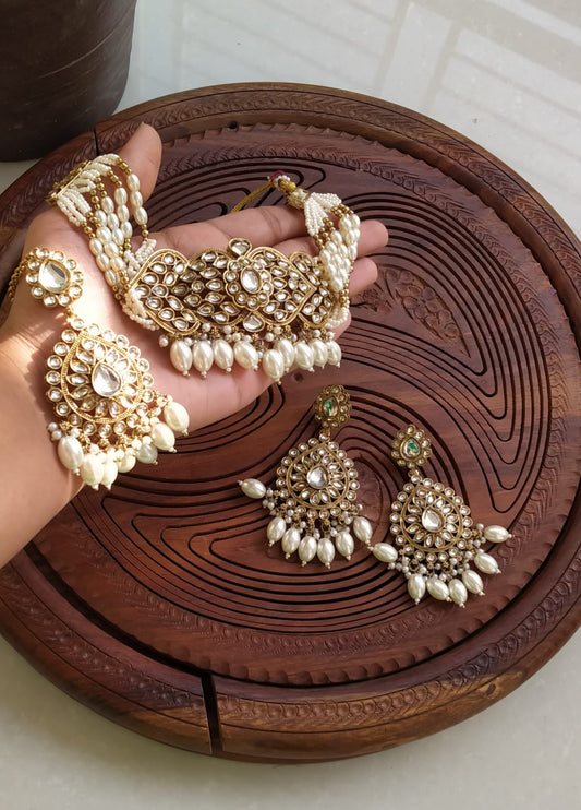 Indian kundan chokar with earrings and tika ✨